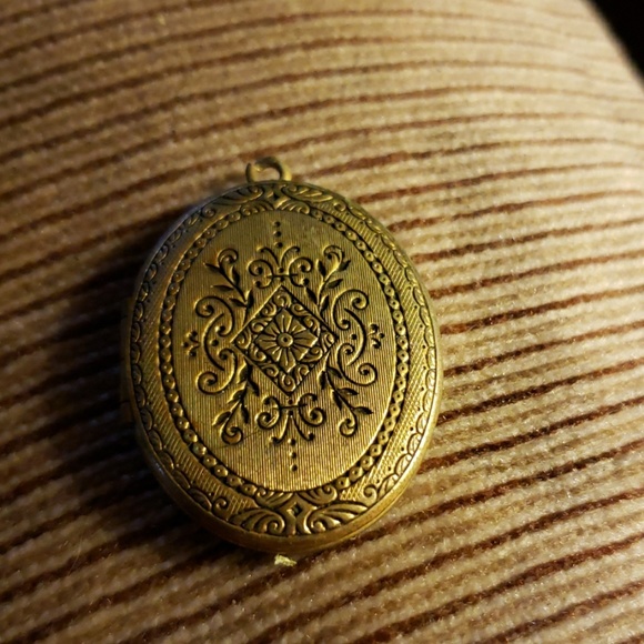Jewelry - Vintage antiques locket